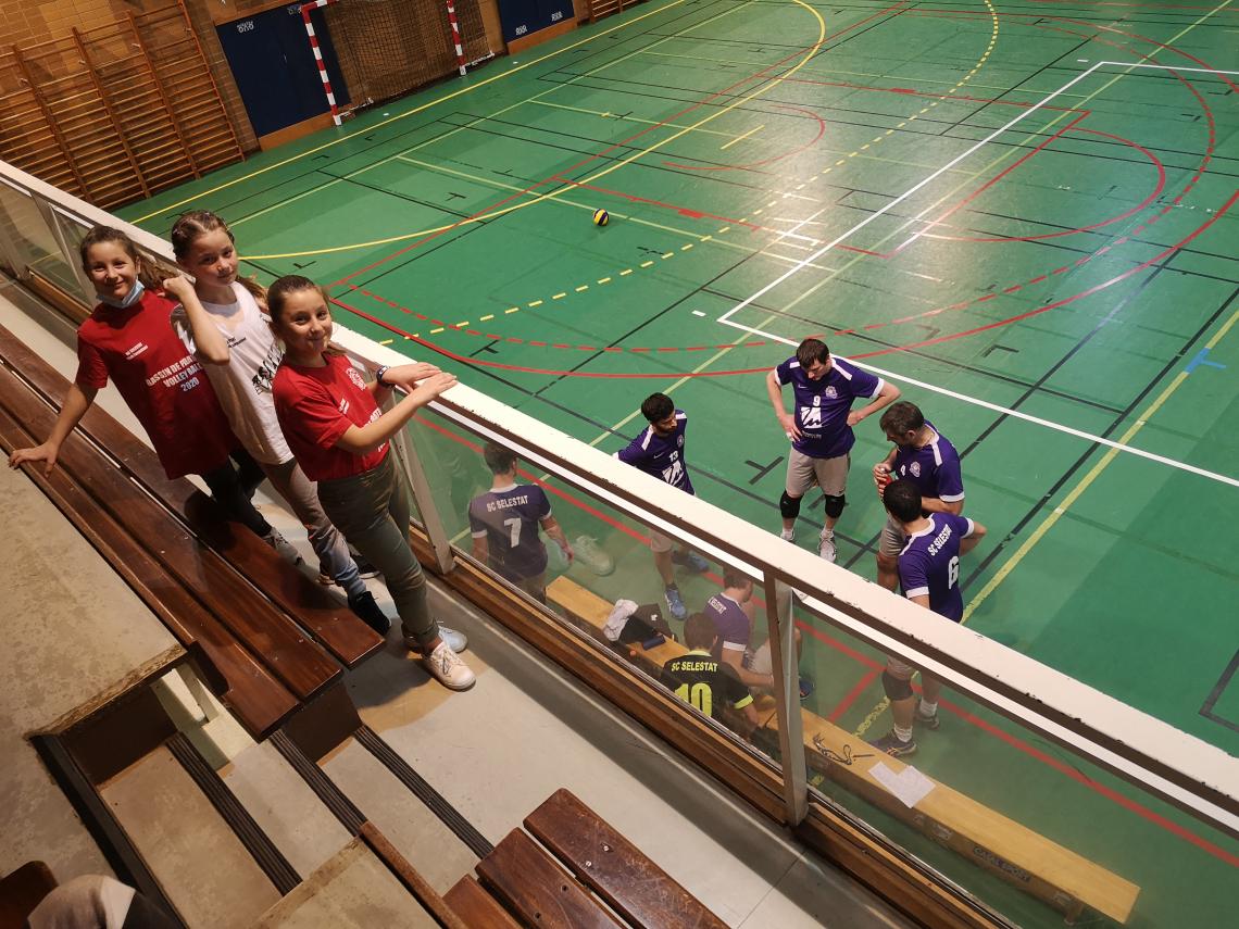Les filles encouragent les séniors!