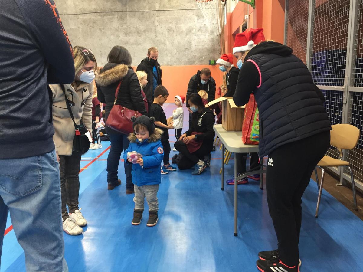 Distribution au Baby Volley